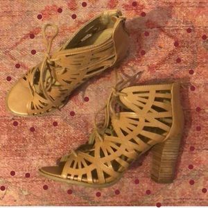 Cute tie up heel size 7.5